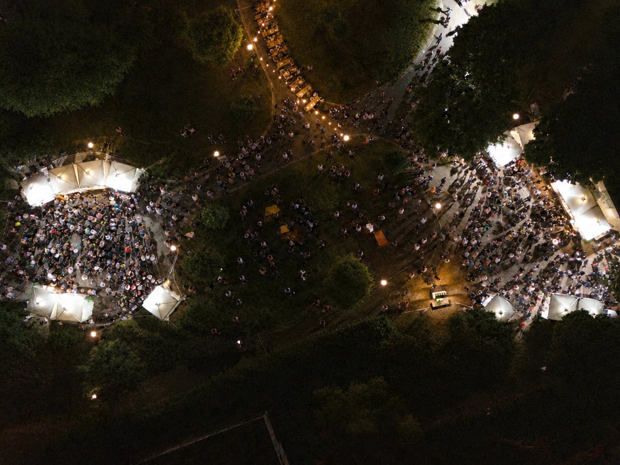 La quarta edizione a Villaricca vista dall'alto, con i gazebo illuminati e il pubblico nella villa comunale